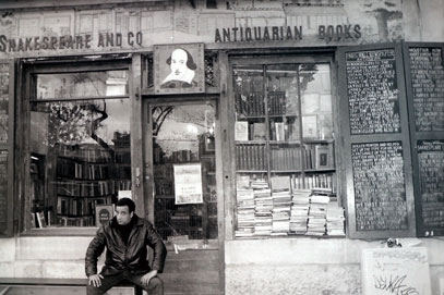 Javier Memba en la librería Shakespeare & Co. de París
