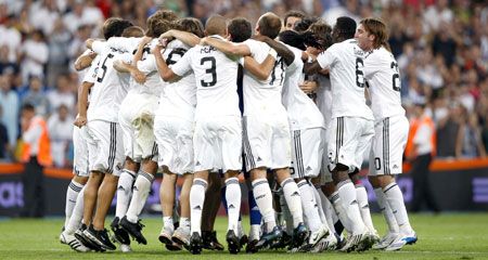 Los jugadores del Real Madrid celebran la Supercopa