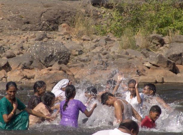 Los niños bañándose en el lago de Saputara