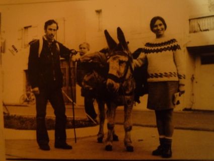 Agustín Egurrola, su mujer Shirley, su hijo David y la burra, durante el viaje vasco de 1971