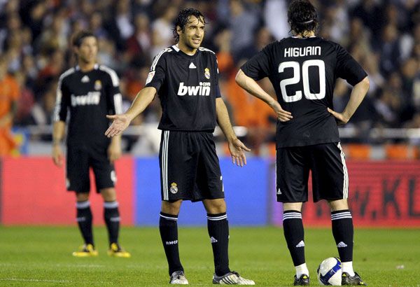 Raúl e Higuaín tras el segundo gol del Valencia· EFE