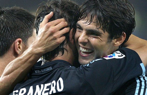 Kaká celebra con Granero el primer gol del Madrid