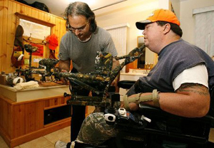James durante la adaptación del soporte para el rifle a la silla de ruedas.