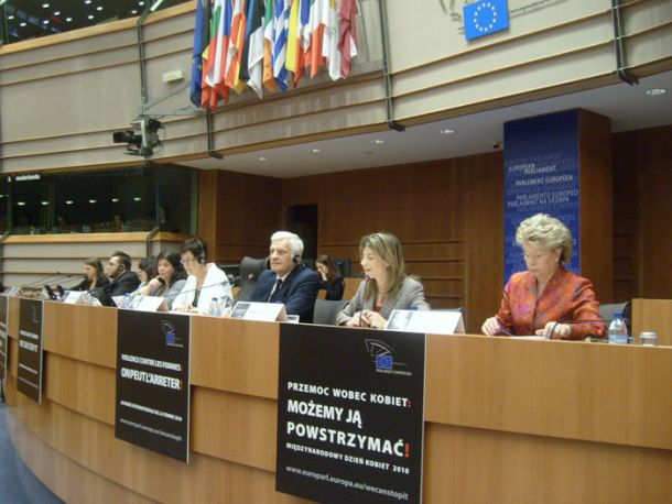Viviane Reding, primera por la izquierda, seguida de Bibiana Aído, este martes en el Parlamento Europeo