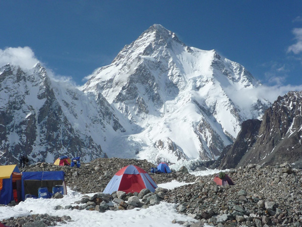 Imagen del campamento tomada desde mi tienda. Al fondo, el K2, la segunda montaña más alta de la Tierra (8.611 m.). Las tiendas de la izquierda son el comedor y la cocina