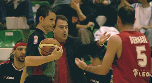 Entrenador, árbitro y jugador durante un partido