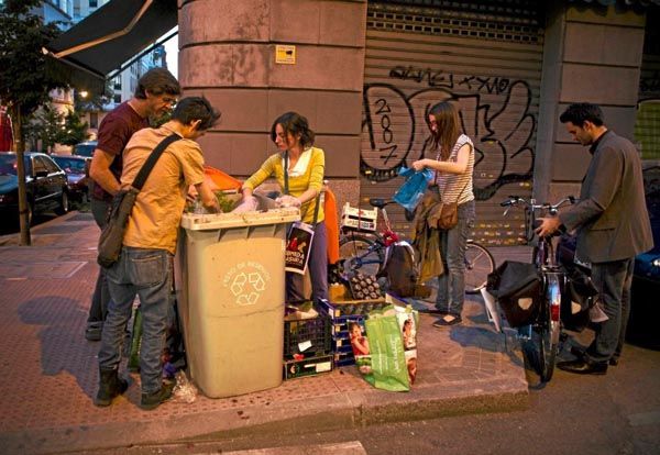 Resultado de imagen de fotos de gente rebuscando en la basura en España
