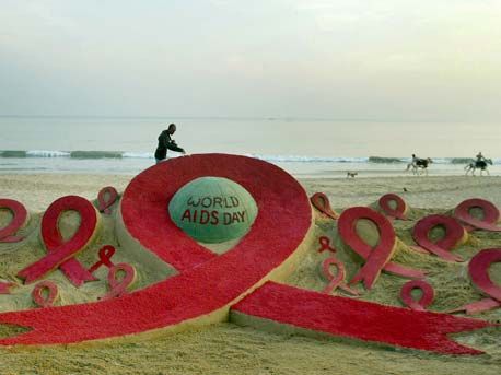 Una escultura de arena con el lazo emblemtico del SIDA, del artista Sudarshan Pattnaik, encabeza el Da Mundial contra el Sida en la playa Golden Sea, la India  EFE