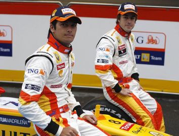 Alonso y Piquet, durante la presentación del R29