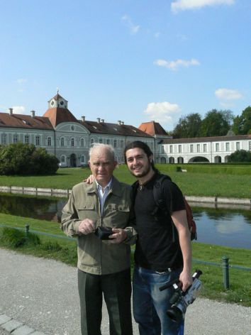 Antonio Grunfeld, con un de los supervivientes de Dachau