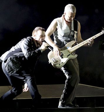 Bono y Adam Clayton, sobre el escenario