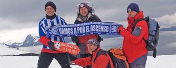 Facenda (vistiendo la camiseta del 'Lega'), acompaña a dos científicos de Madrid a una de las pingüineras de la Isla para realizar sus proyectos