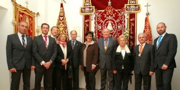 La alcaldesa posa con miembros de la Hermandad del Roco
