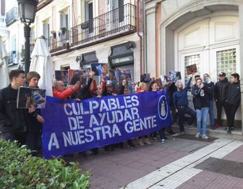 Protesta de Hogar Social Madrid a las puertas de la Junta del distrito