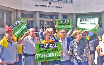 Varias personas afectadas se manifestaron ante los juzgados de Plaza de Castilla