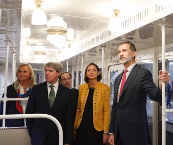 Felipe VI se subi al Metro de Madrid