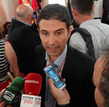 El alcalde de Alcal de Henares, Javier Rodrguez, durante una intervencin