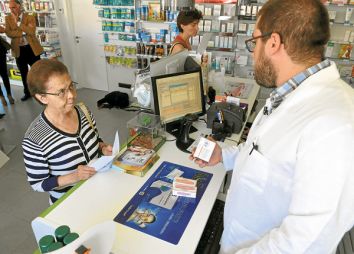 Pacientes recogiendo sus medicamentos en una farmacia