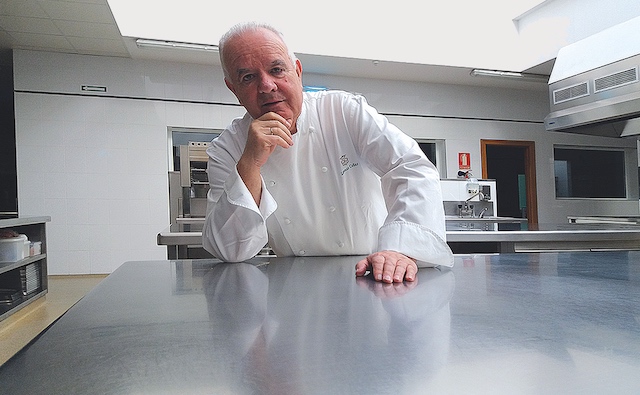 El cocinero logroñés Lorenzo Cañas, en las cocinas del actual restaurante La Merced, que inauguró en 1999 · Javier Alfaro (GENTE)