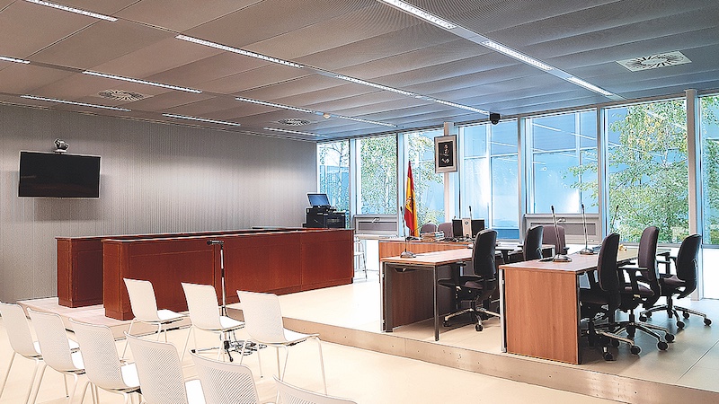 Sala del palacio de Justicia en la que se está juzgando a tres policías locales por destrucción de documentos · V. Ducrós (GENTE)