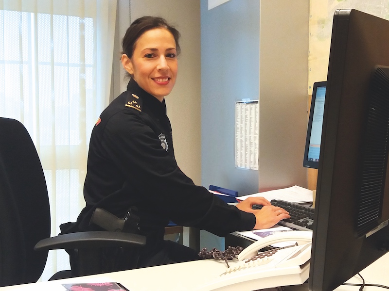La inspectora Silvia Barrera, en la comisaría de la Policía Nacional en Logroño, donde actualmente ejerce su trabajo · Javier Alfaro (GENTE)
