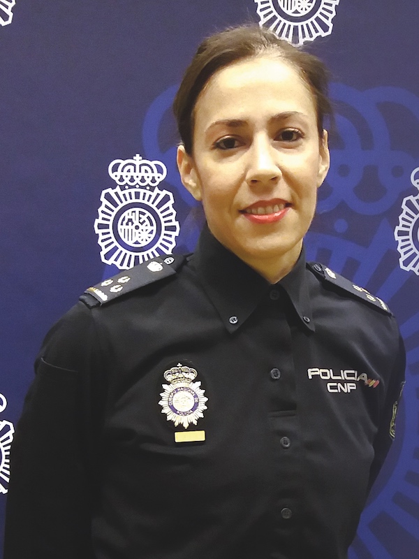 La inspectora Silvia Barrera, en la comisaría de la Policía Nacional en Logroño, donde actualmente ejerce su trabajo · Javier Alfaro (GENTE)