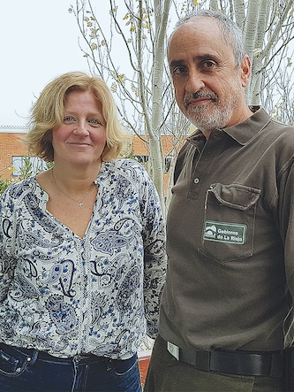 La directora general de Biodiversidad del Gobierno de La Rioja, Patricia Ilundain, y el agente forestal Paco Guzmán · V. Ducrós (GENTE)
