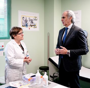 Ruiz Escudero visit el centro de salud de Almendrales