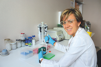 Elena Domínguez, responsable de la Plataforma de Investigación Biomédica del CIBIR.