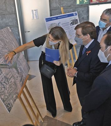 El alcalde recibe explicaciones del proyecto en uno de los paneles