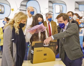 El alcalde de Madrid entrega un ordenador a una alumna