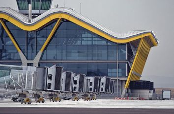 Varias de las plataformas de embarque del aeropuerto de la capital
