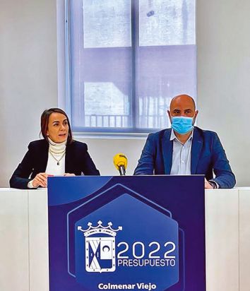 El alcalde, Jorge García Díaz, y la concejal de Hacienda, Belén Colmenarejo Collado, durante la presentación