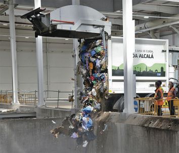 Camión depositando basura en la planta de Loeches