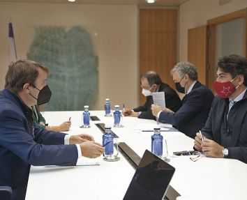 Imagen del encuentro entre el consejero David Pérez y el alcalde, Jesús Moreno