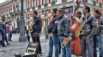 Varios músicos tocan en la Puerta del Sol