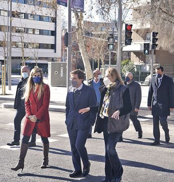 Un momento de la visita del alcalde de Madrid
