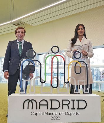 El alcalde y la vicealcaldesa posan con el logo madrileño