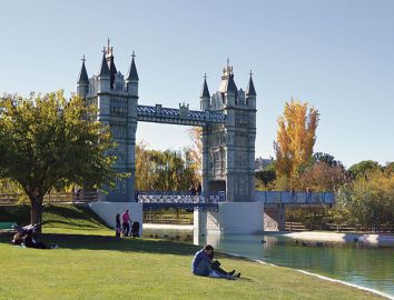 Recreación del Tower Bridge en Parque Europa