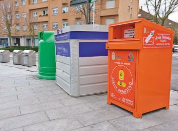 Uno de los contenedores naranjas situados en las calles de la localidad