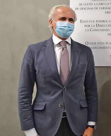 Ruiz Escudero, durante su visita al Colegio de Farmacéuticos