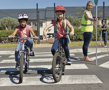 Escolares montando en bicicleta en Las Rozas
