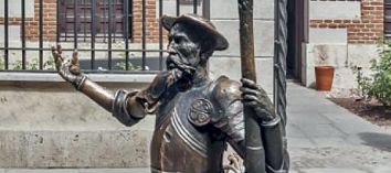 Don Quijote, a las puertas de la Casa de Cervantes