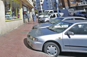 Zona de aparcamiento en una calle de Leganés