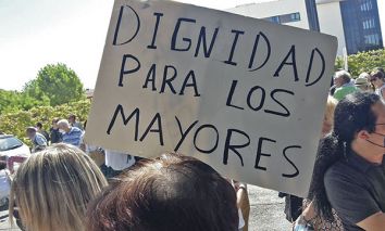 Decenas de familiares se manifestaron en las puertas de la residencia