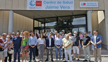 Los manifestantes, con los alcaldes de las ciudades implicadas, a las puertas del centro de salud