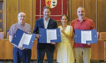 El alcalde, Ignacio Vzquez, en el centro de la imagen tras la firma del pacto