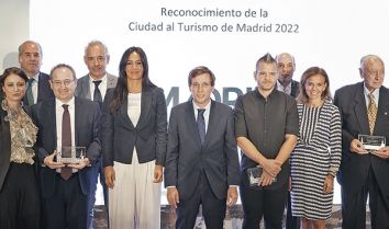 Foto de familia de las autoridades junto a los galardonados de 2022