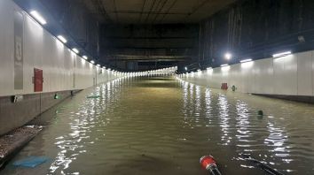 El túnel de la M-30, anegado por el gran torrente de agua procedente de la superficie