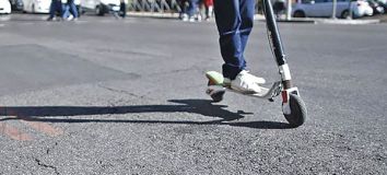 El conductor de un patinete eléctrico, transita por el centro de la capital